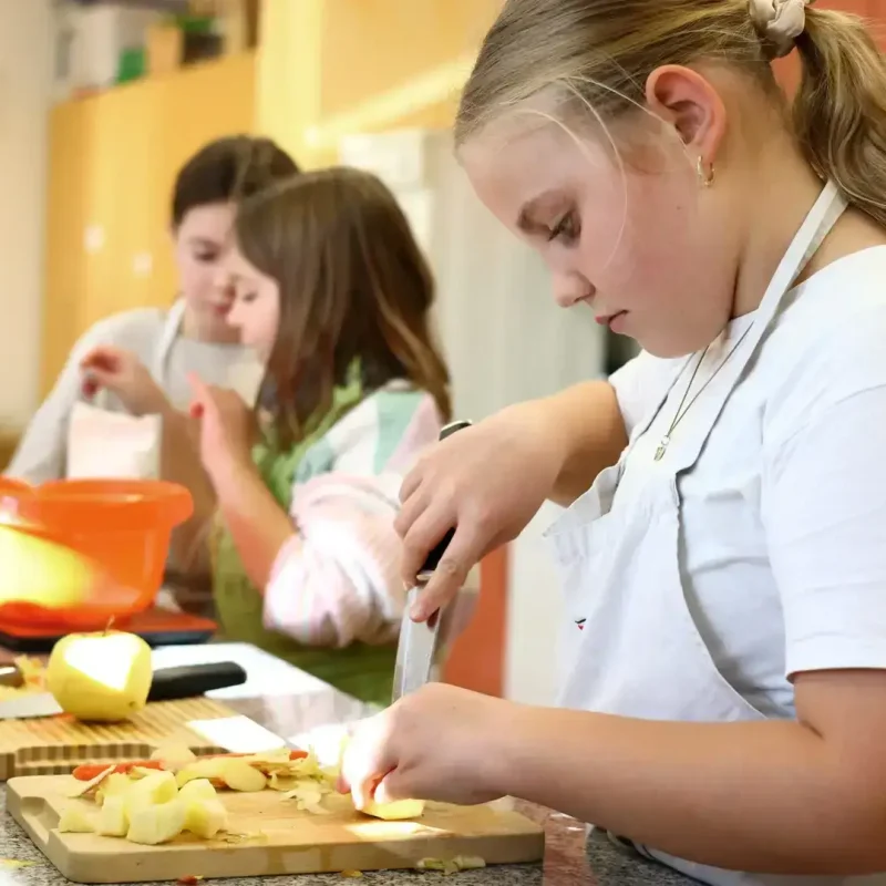 Kinder backen oder kochen gemeinsam und mischen Zutaten in einer Schüssel.