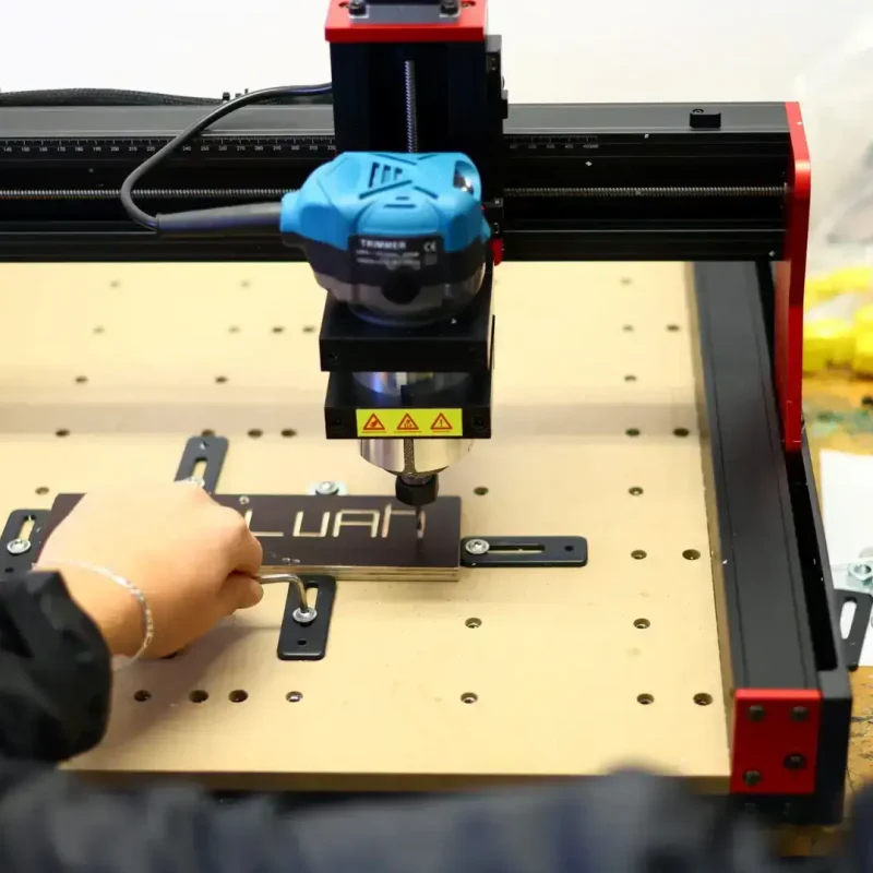 Schüler arbeitet an einer CNC-Fräse und programmiert eine Form.