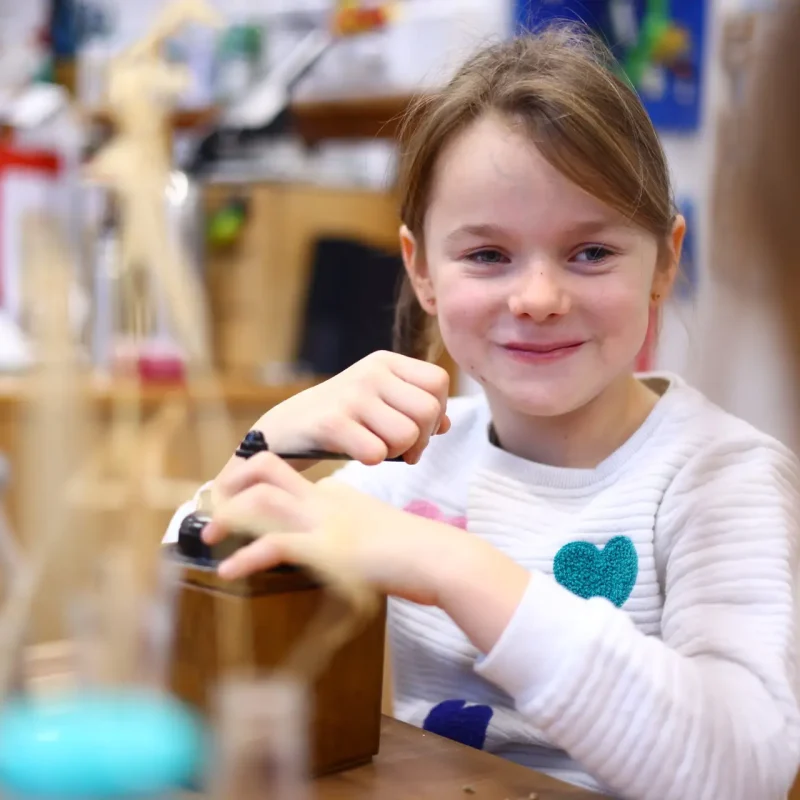 Mädchen Montessori Experiment
