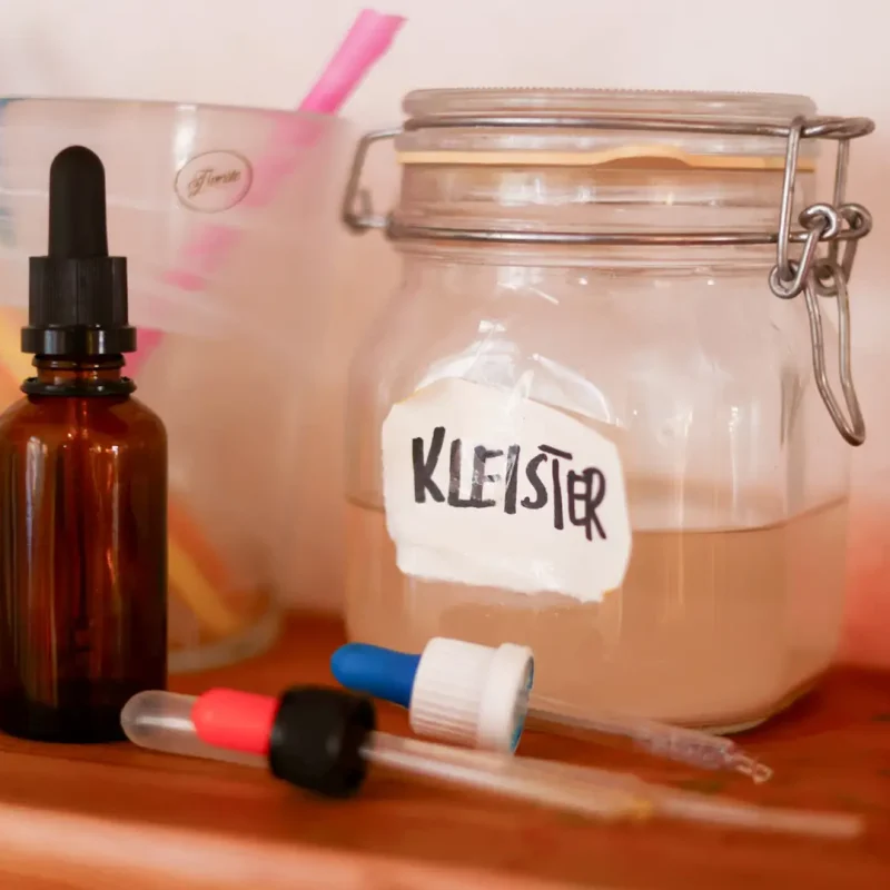 Glasbehälter mit selbst angerührtem Kleister und Pipetten für Bastelarbeiten.