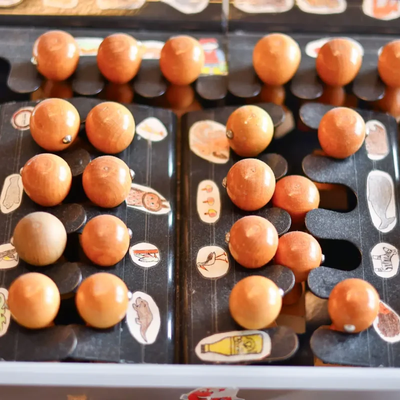 Perlen und Holzelemente zum Rechnen und Mengenverständnis.