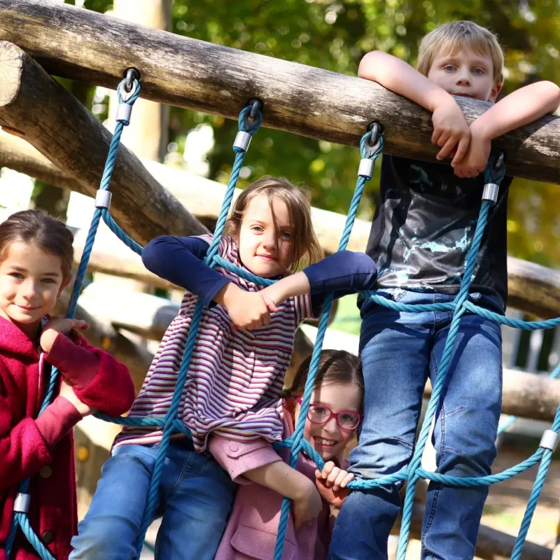Kinder der Montessori Schule Günzburg auf dem Spielplatz