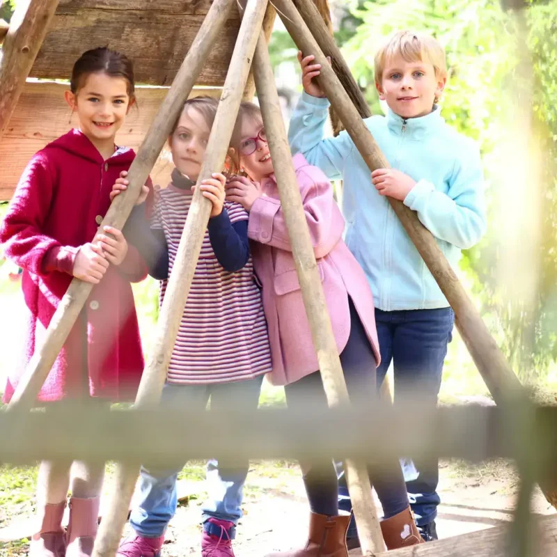 Kinder der Montessori Schule Günzburg auf dem Spielplatz