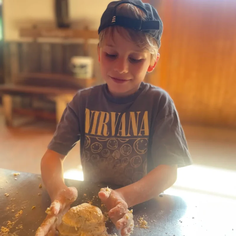 Kind arbeitet konzentriert an einem Backprojekt im Klassenraum.